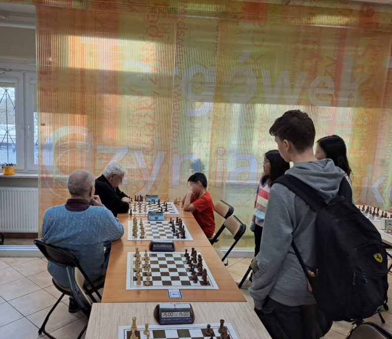 turniej szachowy na sali czytelni naukowej nr 1