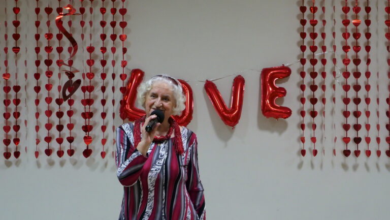 członkini grupy Akant recytuje swoje wiersze o miłości