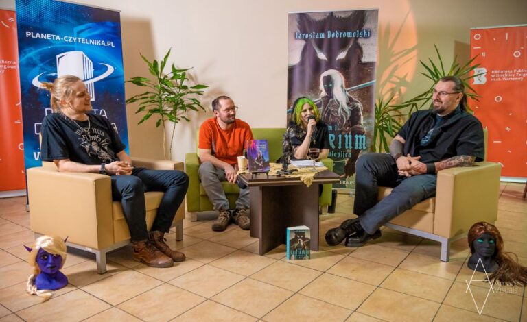 Na zdjęciu widoczni są autorzy: Jarek Dobrowolski i Feranos oraz prowadzący spotkanie: Woman in corset i Książkowa Wieża.