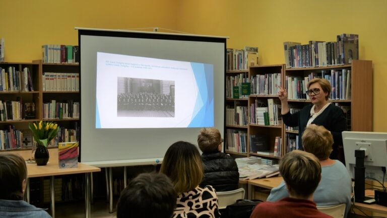 dr Beata Michalec opowiada o Stefanie Starzyńskim w sali bibliotecznej