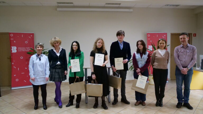 Zdjęcie zbiorowe. Na zdjęciu uczestnicy Konkursu i Jury (które oceniało młodych mówców).