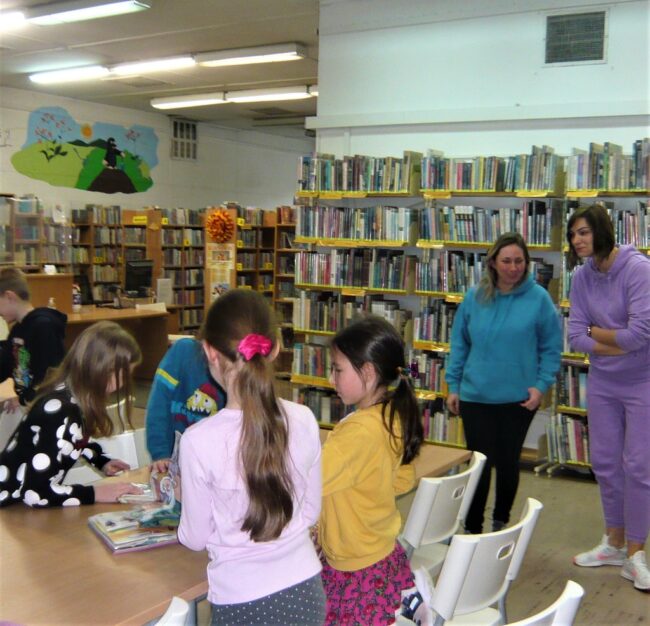 bibliotekarki opowiadają dzieciom o bibliotece
