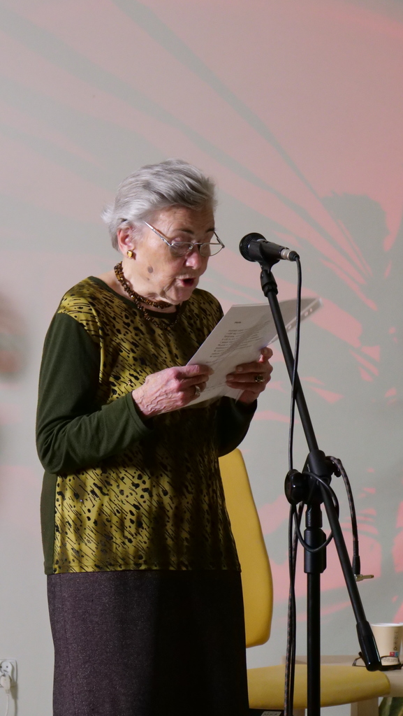 Anna Saciuk-Nowak z grupy Akant czyta swoje wiersze