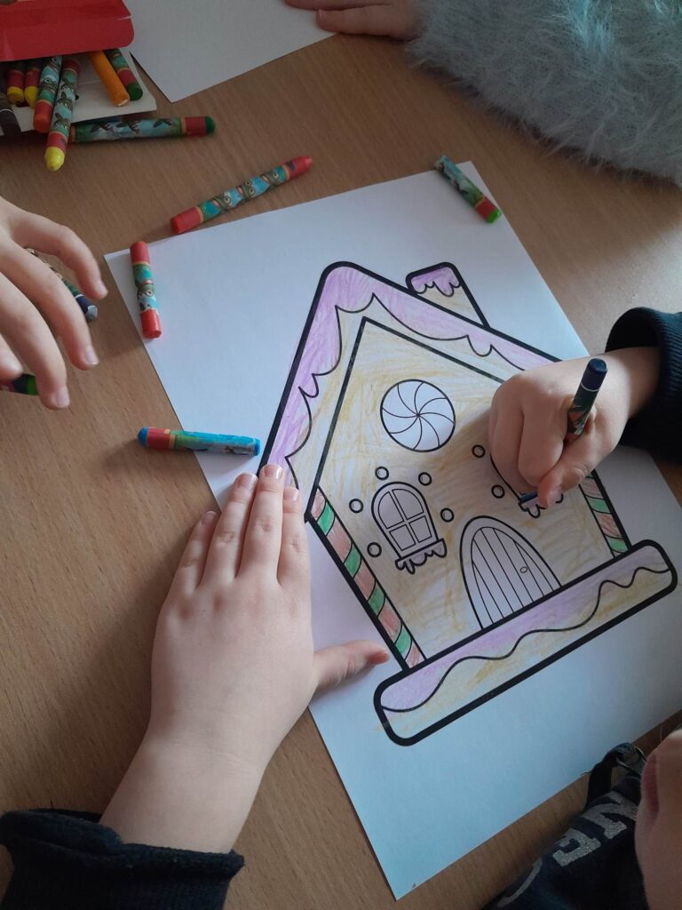 dzieci kolorują domki na kartce