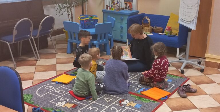 bibliotekarka czyta dzieciom opowiadanie o Paddingtonie