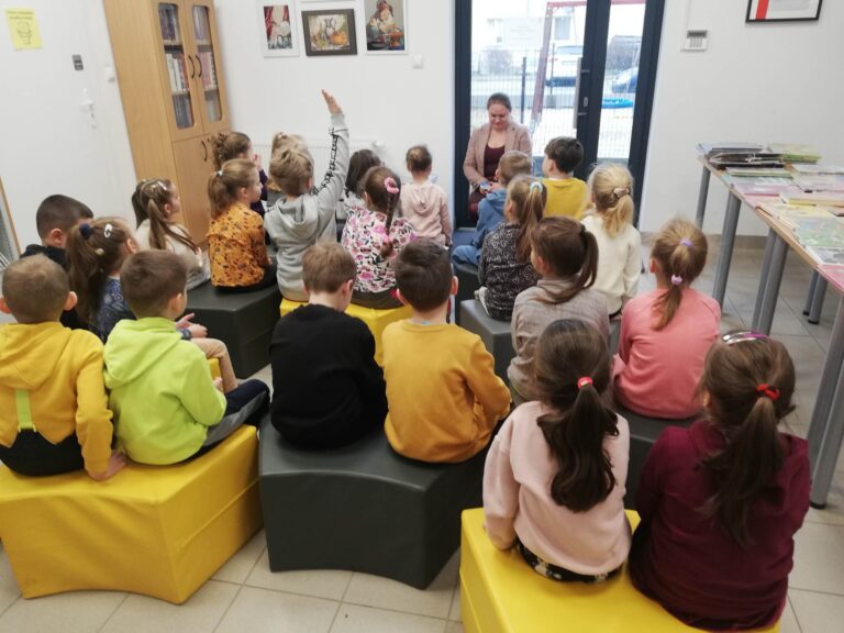 dzieci biorą udział w zajęciach bibliotecznych