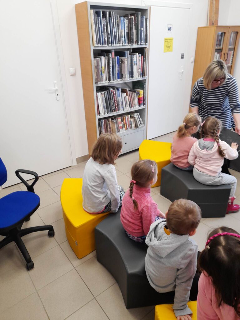 dzieci biorą udział w zajęciach bibliotecznych