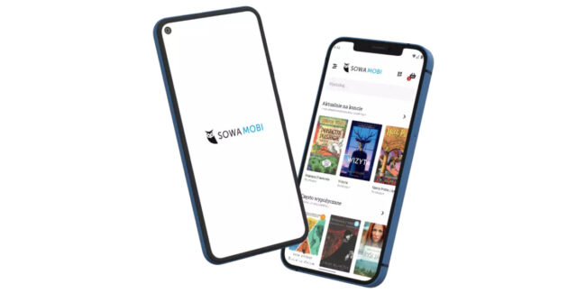 dwa smartfony; na ekranie pierwszego z nich wyświetla się logo Sowa Mobi, na ekranie drugiego - wygląd aplikacji, czyli co aktualnie jest na koncie, jakie pozycje są często wypożyczane, pasek wyszukiwarki, ikonka koszyka i menu