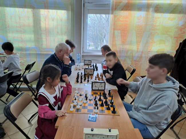 szachiści podczas rozgrywek turniejowych