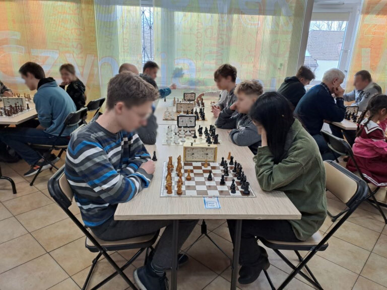 szachiści podczas rozgrywek turniejowych
