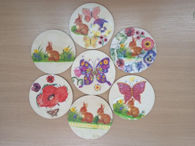 Podstawki pod kubki ozdobione techniką decoupage. Prace przedszkolaków.