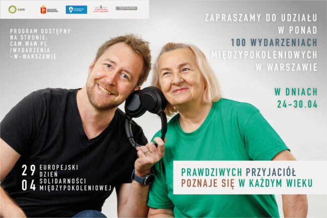 seniorka i mężczyzna ok. 30-letni trzymają pomiędzy sobą słuchawki; uśmiechają się; hasło Prawdziwych przyjaciół poznaje się w każdym wieku, zapraszamy do udziału w ponad 100 wydarzeniach międzypokoleniowych w Warszawie w dniach 24-30 kwietnia 2023
