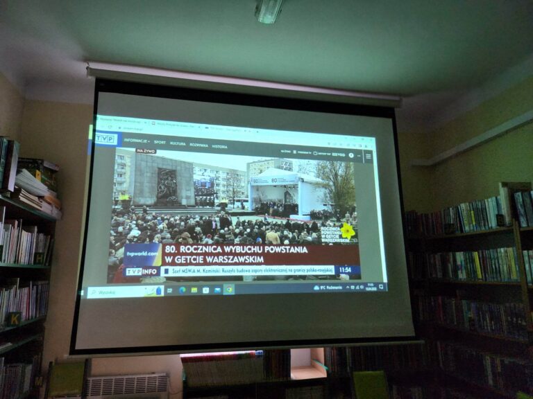 na ekranie projektora wyświetlona jest transmisja online z obchodów rocznicy powstania w getcie warszawskim pod pomnikiem bohaterów getta