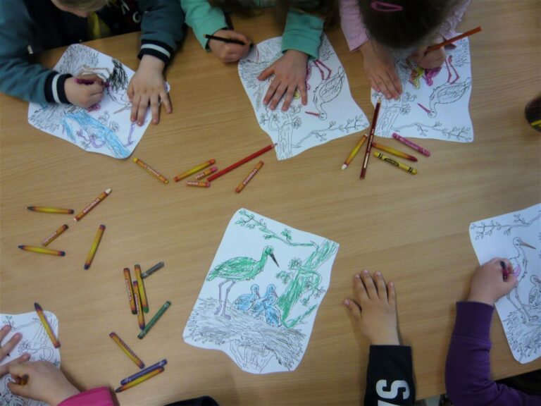 dzieci kolorują obrazki