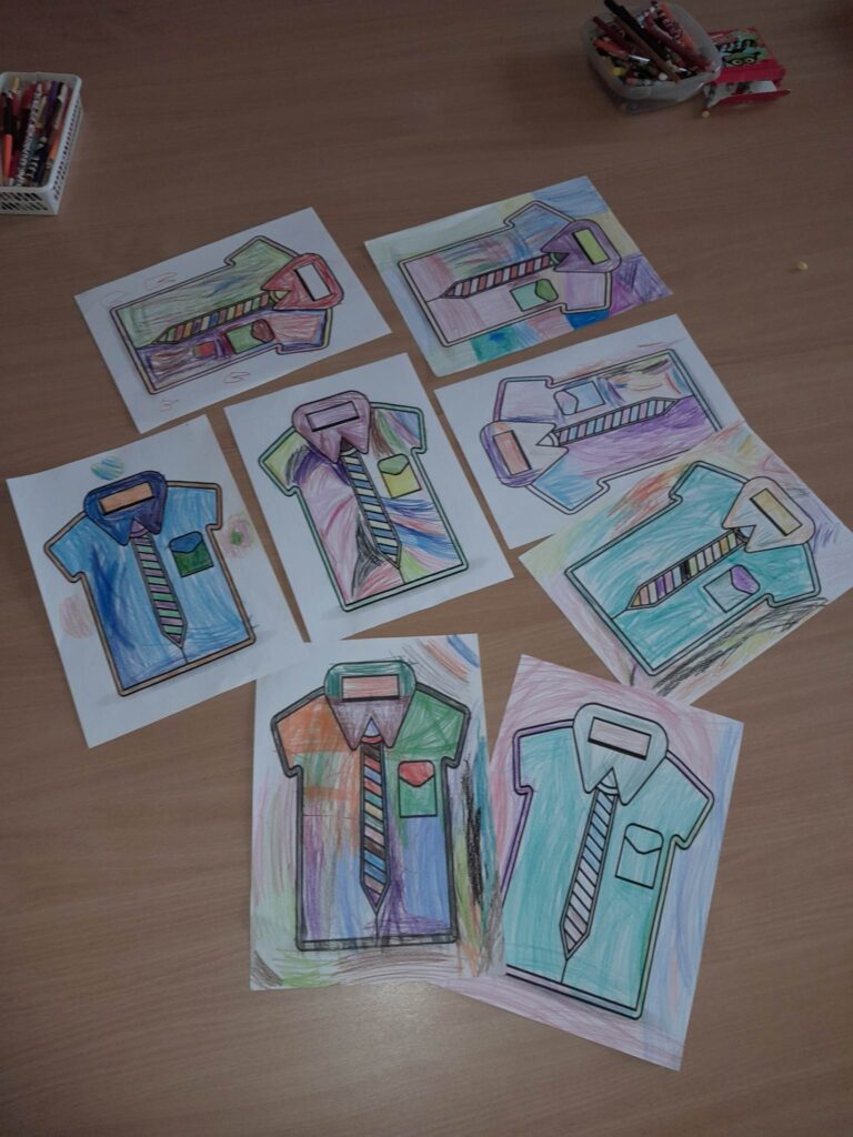 pokolorowane koszulki na kartkach papieru a4