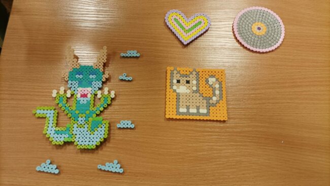 prace plastyczne dzieci - kotki, serduszka