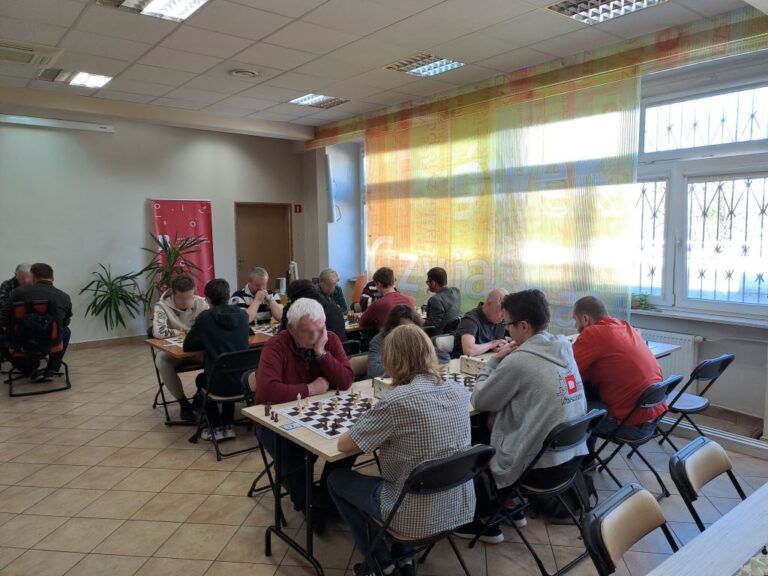 uczestnicy turnieju szachowego w trakcie rozgrywek na sali czytelni naukowej