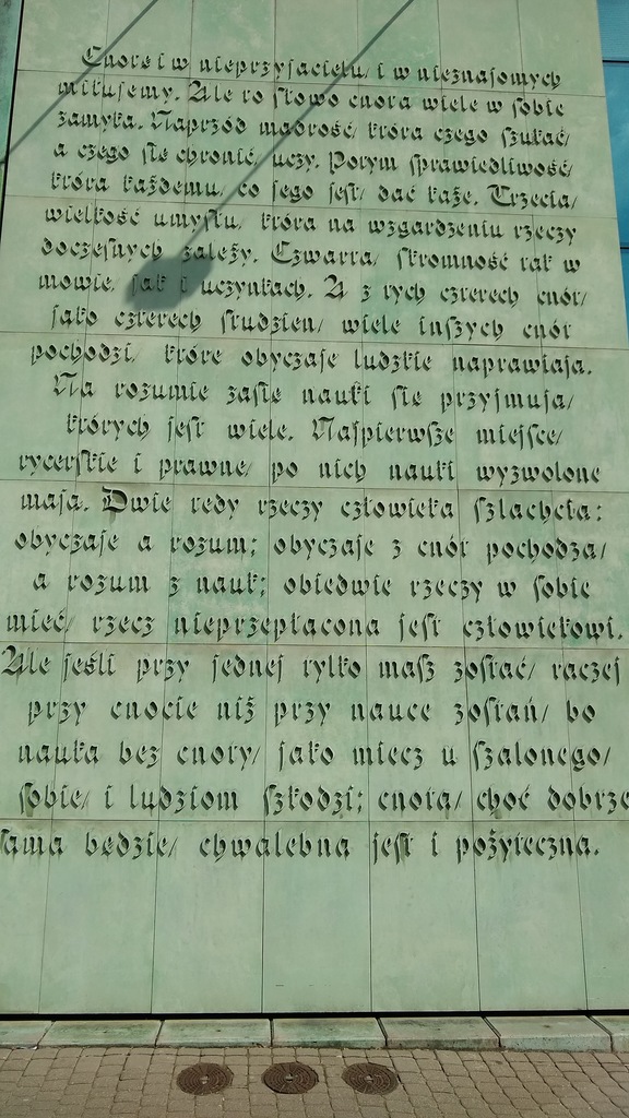 na jednej ze ścian BUW-u widnieje tekst staropolskiego Wykładu cnoty Jana Kochanowskiego