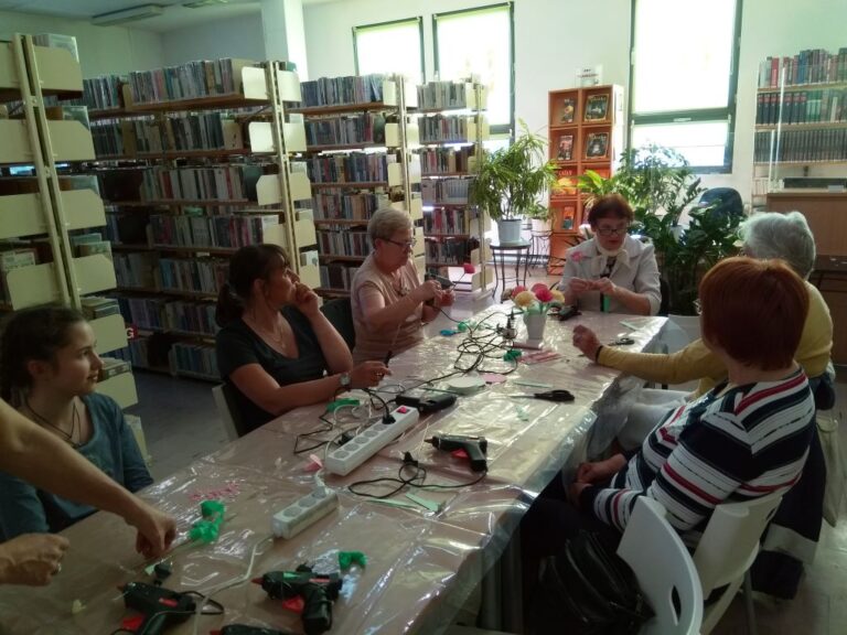 uczestnicy warsztatów podczas tworzenia swoich prac - efektownych papierowych kwiatów