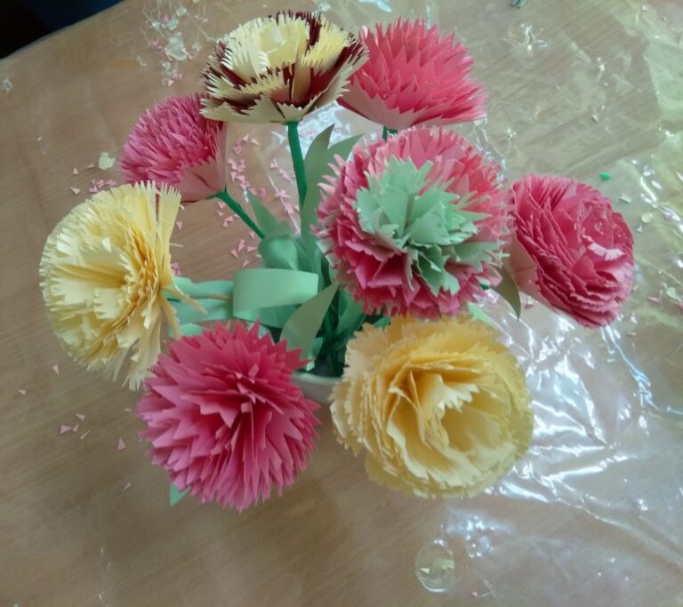 efektowne papierowe kwiaty powstałe podczas warsztatów bibliotecznych