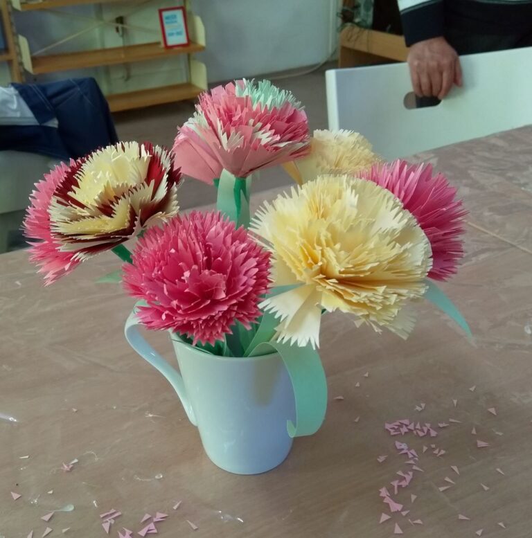 efektowne papierowe kwiaty powstałe podczas warsztatów bibliotecznych