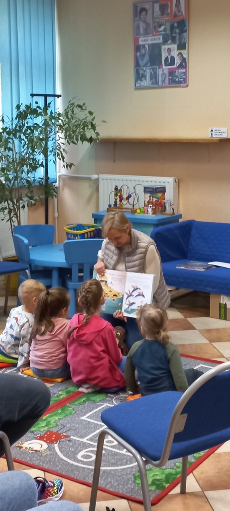 bibliotekarka czyta dzieciom