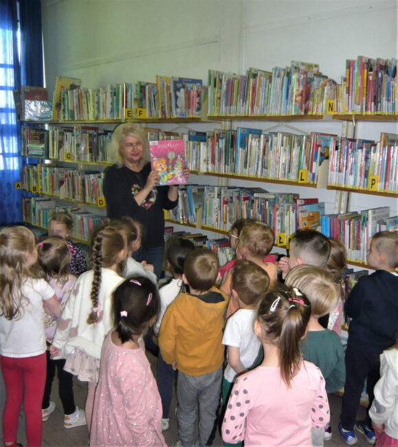 bibliotekarka opowiada dzieciom o ksiąkach