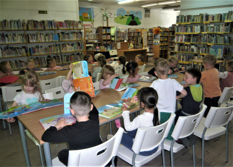 dzieci przeglądają książki
