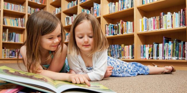 dzieci w bibliotece