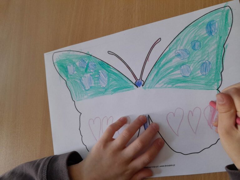 dziecko maluje motyla