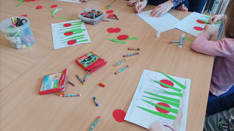 dzieci tworzą prace plastyczne - tulipany naklejana na kartkę A4