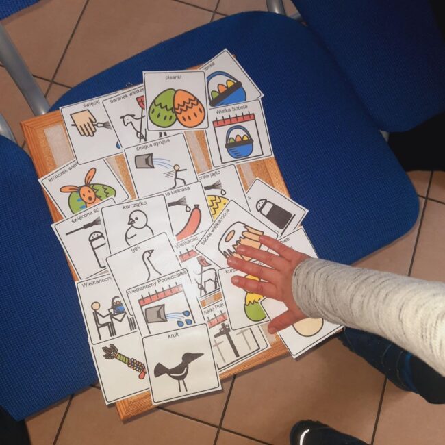 obrazki do komunikacji alternatywnej, między innymi kurczątko, śmigus dyngus