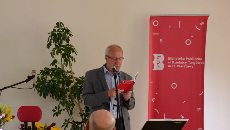 poeta Kazimierz Nowacki recytuje swoje wiersze