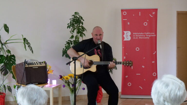 Łukasz Majewski śpiewa i gra na gitarze
