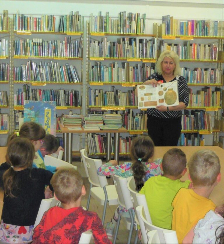 bibliotekarka czyta dzieciom książkę