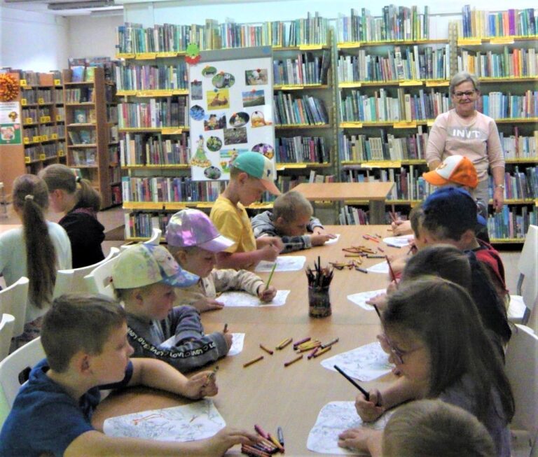 dzieci w bibliotece podczas zajęć