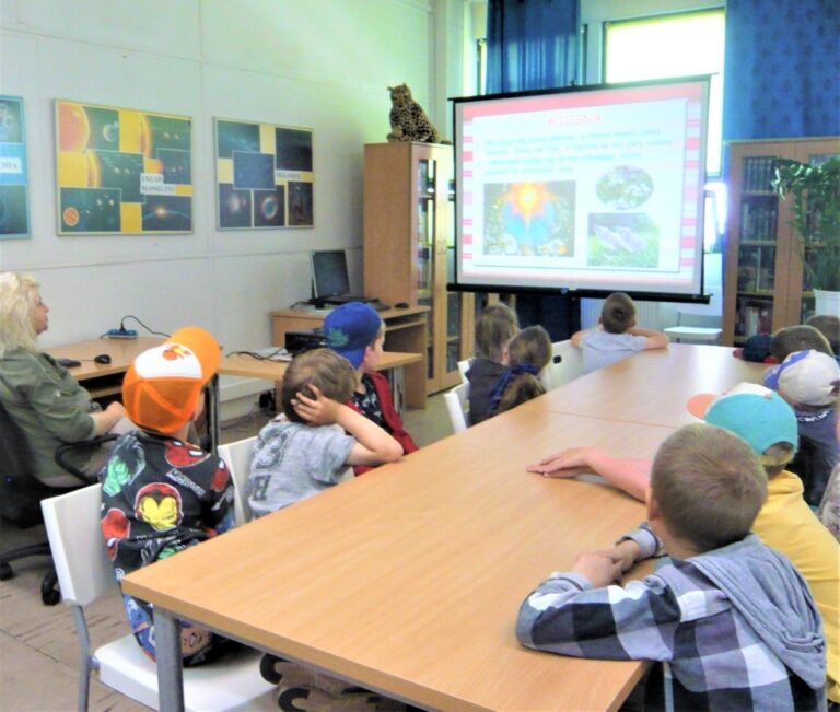 dzieci słuchają prezentacji o wiośnie