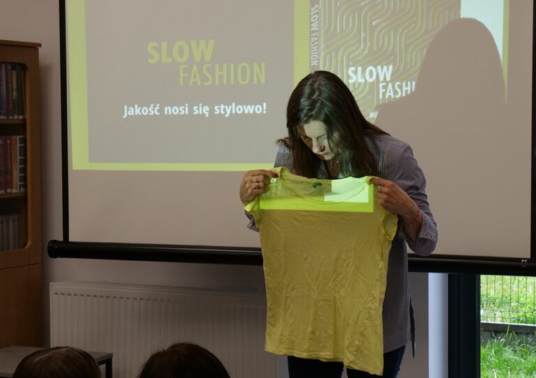 Monika Szymor prezentuje źle uszytą koszulkę