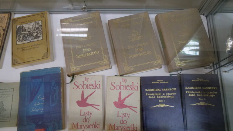 książki o Sobieskim w gablotach w górnej sali Czytelni Naukowej nr I