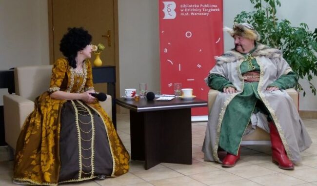 Król Jan III Sobieski i jego żona Marysieńka siedzą przy stole.