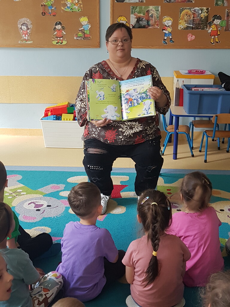 bibliotekarka czyta dzieciom książkę