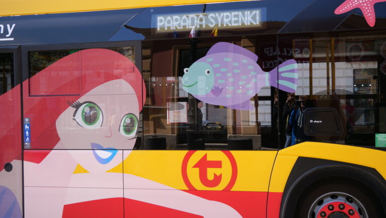 napis na autobusie Parada syrenki i rysunek syrenki
