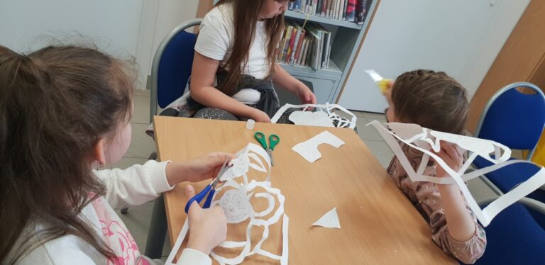 dzieci tworzą papierowe witraże