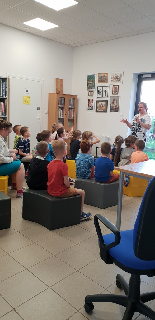 bibliotekarka opowiada dzieciom o bibliotece