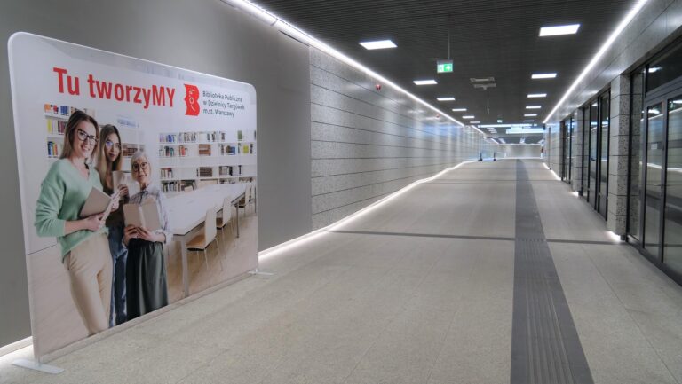 korytarz stacji metra, ścianka z napisem tu tworzymy - biblioteka publiczna na Targówku, wizualizacja biblioteki