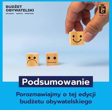 trzy kwadratowe kostki z buźkami: smutną, neutralną i uśmiechniętą; uśmiechnięta jest trzymana w dłoni; napis podsumowanie, porozmawiajmy o tej edycji budżetu obywatelskiego