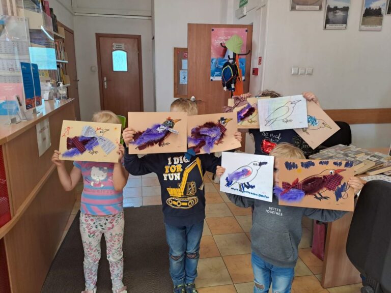 dzieci prezentują swoje prace plastyczne - wystrojone wrony