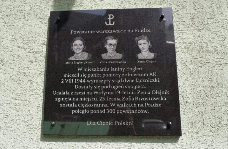 tablica upamiętniająca powstanie warszawskie na Pradze