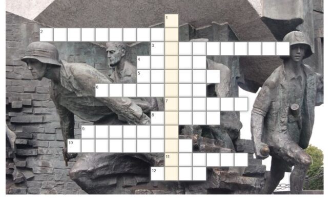 krzyżówka; w tle pomnik Powstania Warszawskiego