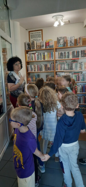 dzieci zwiedzają bibliotekę